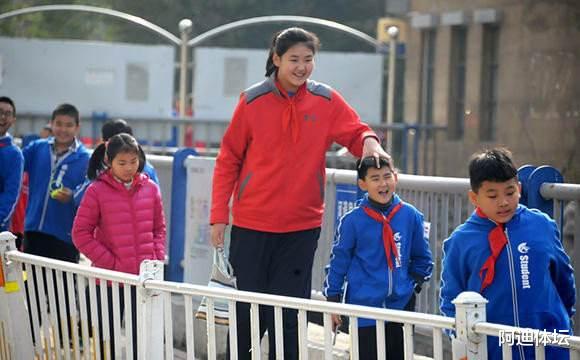 中国女篮未来潜力新星！11岁女孩身高2米，自曝：未来想进国家队(1)