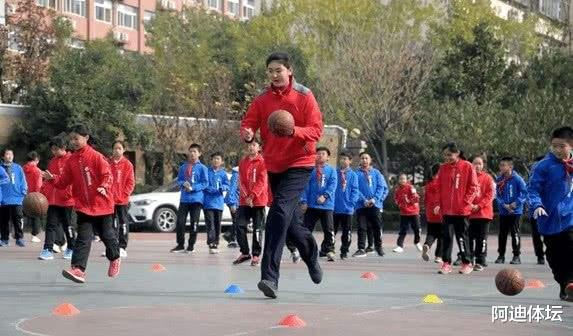 中国女篮未来潜力新星！11岁女孩身高2米，自曝：未来想进国家队(2)