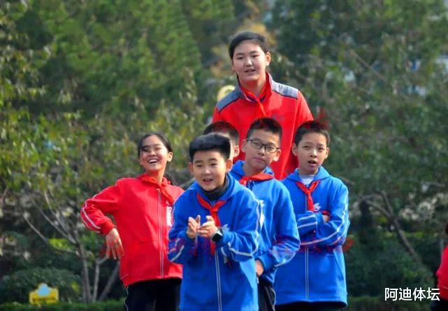 中国女篮未来潜力新星！11岁女孩身高2米，自曝：未来想进国家队(3)