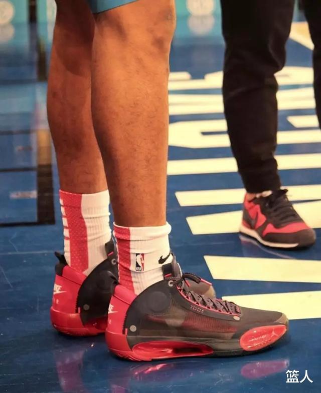NBA球员上脚：塔图姆致敬科比，卡特扣篮大赛的经典战靴！(2)