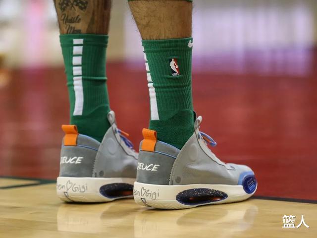 NBA球员上脚：塔图姆致敬科比，卡特扣篮大赛的经典战靴！(5)