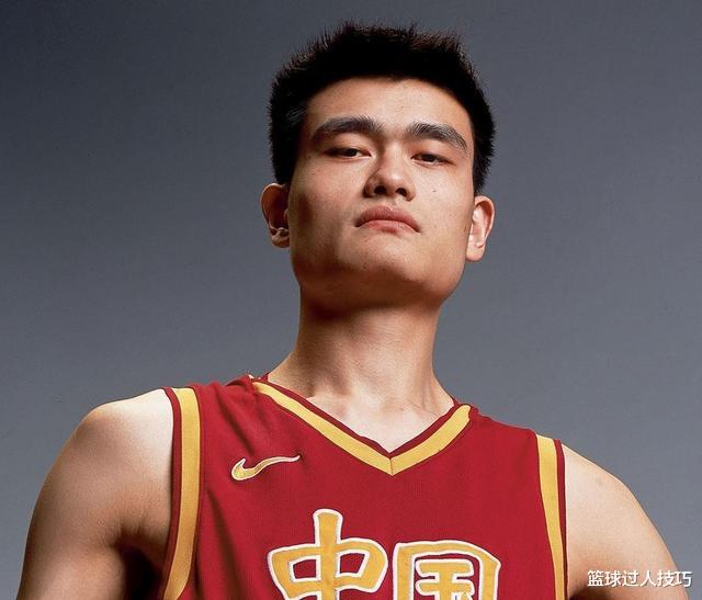 中国男篮5位置最强之人：卫东对科比砍30，姚明放NBA也是内线霸主(1)