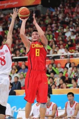 中国男篮5位置最强之人：卫东对科比砍30，姚明放NBA也是内线霸主(6)