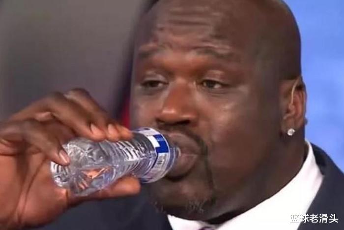 NBA球星喝水是什么样子？3巨人把矿泉水当成口服液，伊巴卡最豪横(2)