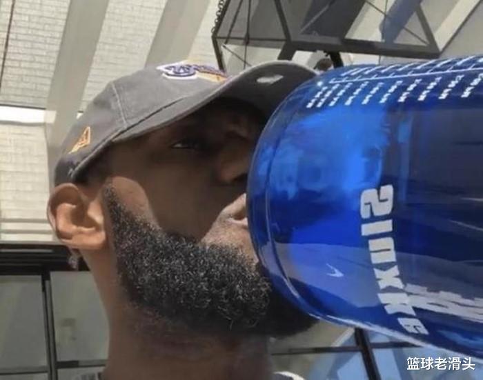 NBA球星喝水是什么样子？3巨人把矿泉水当成口服液，伊巴卡最豪横(5)
