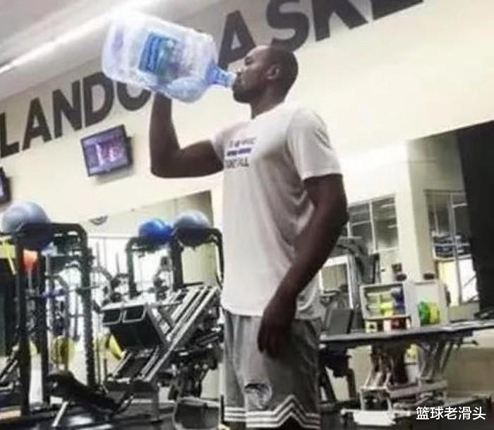 NBA球星喝水是什么样子？3巨人把矿泉水当成口服液，伊巴卡最豪横(6)