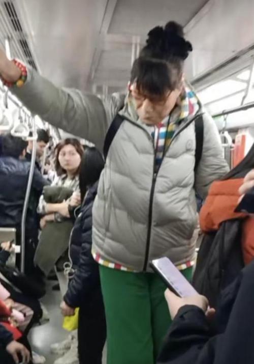 53岁女篮巨人郑海霞，身居高位却地铁出行，双腿变形至今无子女(7)