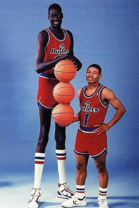 没有对比就没有伤害！NBA最萌身高差，最后这俩人相差71cm(5)