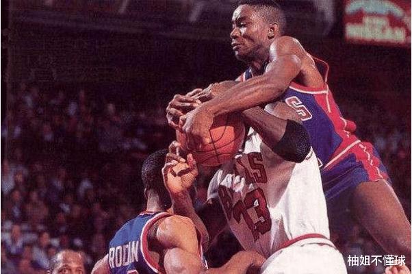 90年代的肉搏篮球有多狠，先有乔丹法则再有恶意犯规，乔丹持球四个人防(2)