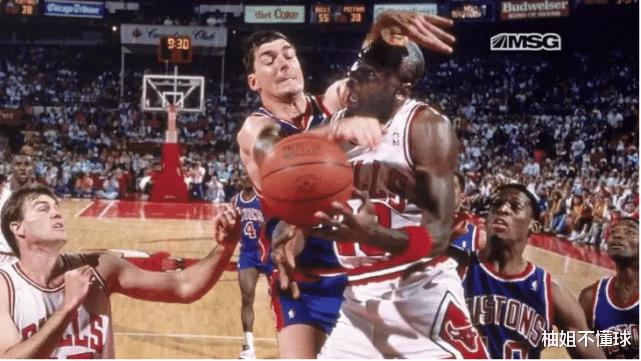 90年代的肉搏篮球有多狠，先有乔丹法则再有恶意犯规，乔丹持球四个人防(3)