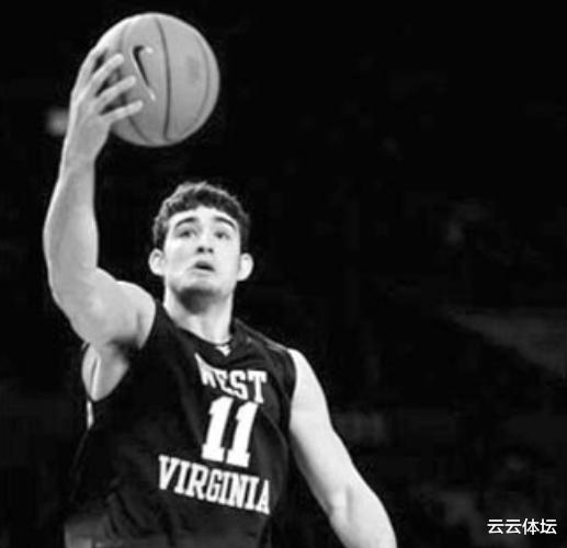 亲吻篮筐的“中国男孩”，第8顺位被选中，仅在NBA打了67场就离开？(2)