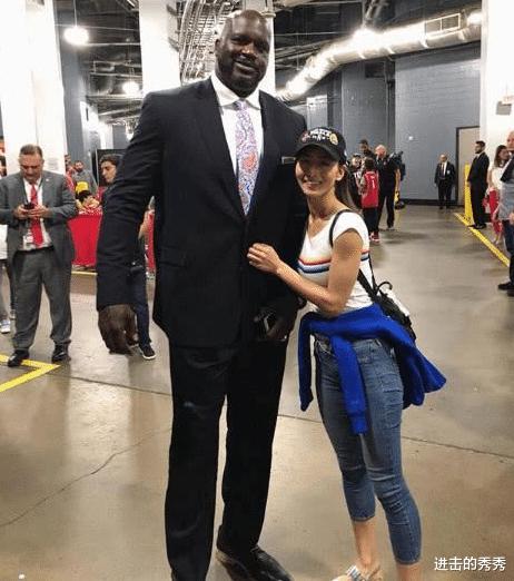 亚裔女主播NBA爆红，身材颜值不输江疏影，迷恋400斤黑人球星奥尼尔(3)