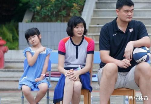姚明看10岁1米7的女儿，公园打篮球，没忍住亲自上场大秀球技(2)