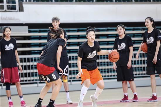 心怀冠军梦，但实力被人低估，从学院中走出的女篮队员---武桐桐(7)