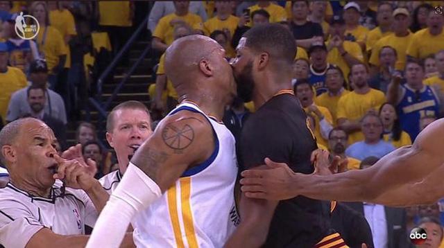nba球员亲嘴图 NBA球员之间“亲吻照”多尴尬