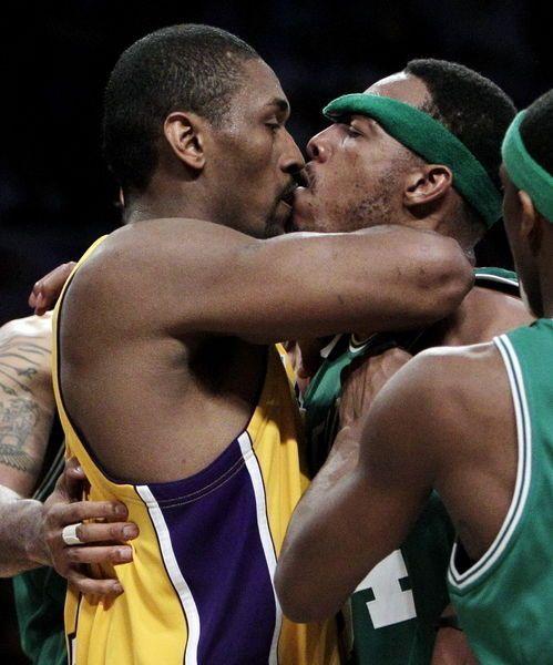 nba球员亲嘴图 NBA球员之间“亲吻照”多尴尬(4)