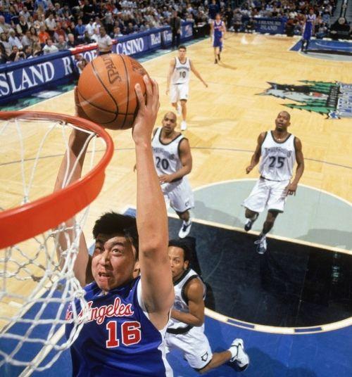 打篮球nba一共几个人 中国打过NBA正式比赛的有六人(3)
