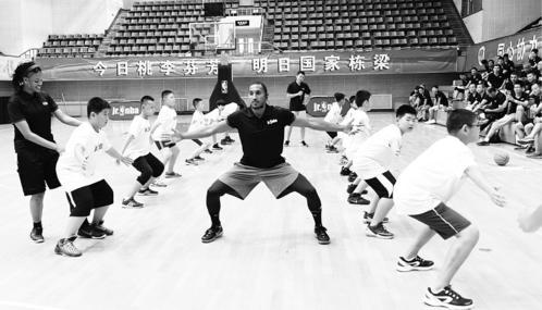 nba的理念 百余名体育老师近距离感受NBA训练理念(1)