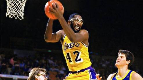 nba带眼镜的球员 NBA历史五大戴眼镜球员(3)