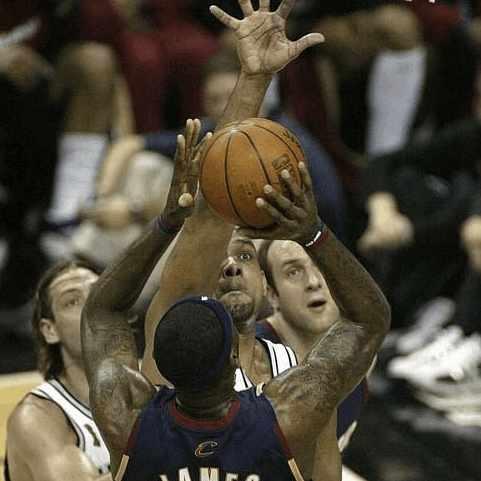 2007nba总决赛 2007年的NBA总决赛上为什么骑士被马刺4(4)