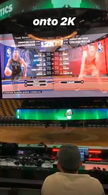 nba用球球比较大 NBA球星竟用起主场大屏幕玩2K(4)