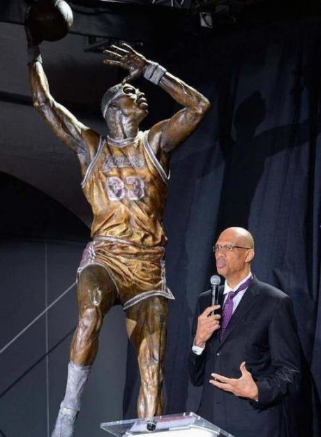 nba球星的雕像 NBA球星雕像都长啥样(3)