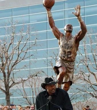 nba球星的雕像 NBA球星雕像都长啥样(4)