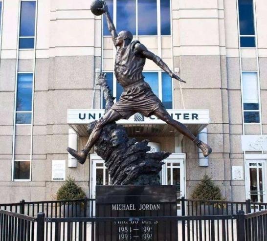 nba球星的雕像 NBA球星雕像都长啥样(6)