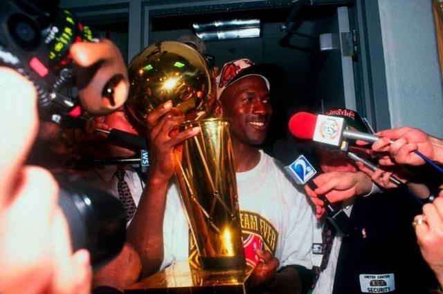 nba总冠军奖杯材质 NBA冠军奖杯背后的故事