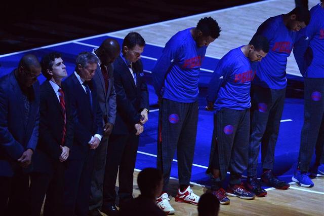 美国nba赛场 美国NBA赛场为加州枪击案遇难者默哀