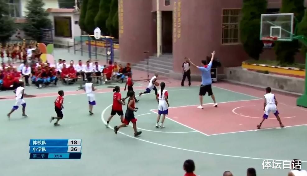 两位篮球名宿指导小学生！54岁郑海霞身体弯曲，王治郅亲自上阵(4)