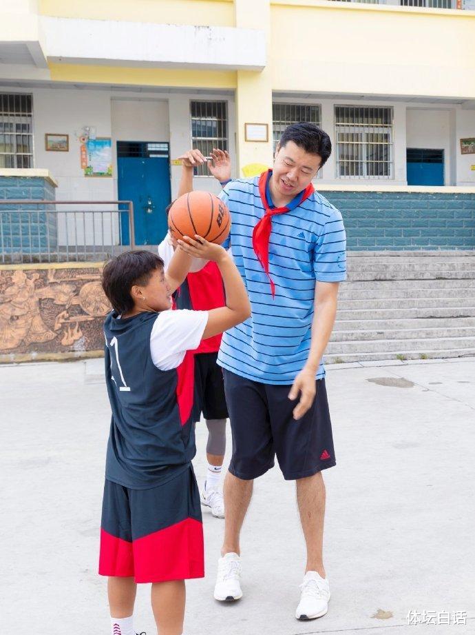 两位篮球名宿指导小学生！54岁郑海霞身体弯曲，王治郅亲自上阵(5)