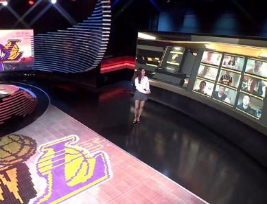 NBA主持人美娜总决赛上大秀美腿好身材，让球迷直呼：娜姐的裙子好漂亮(5)