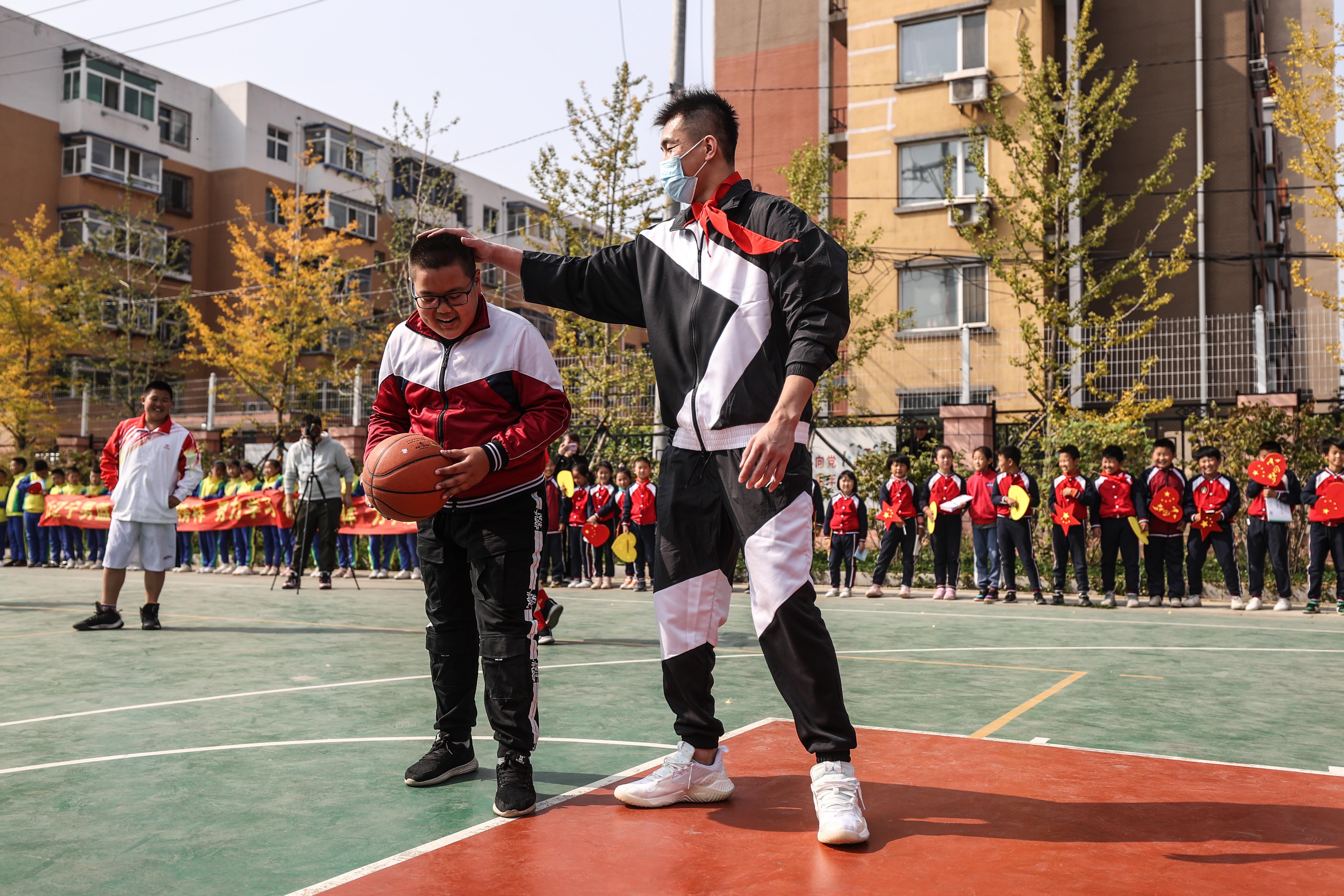 辽宁男篮: 为孩子上一堂公益篮球课