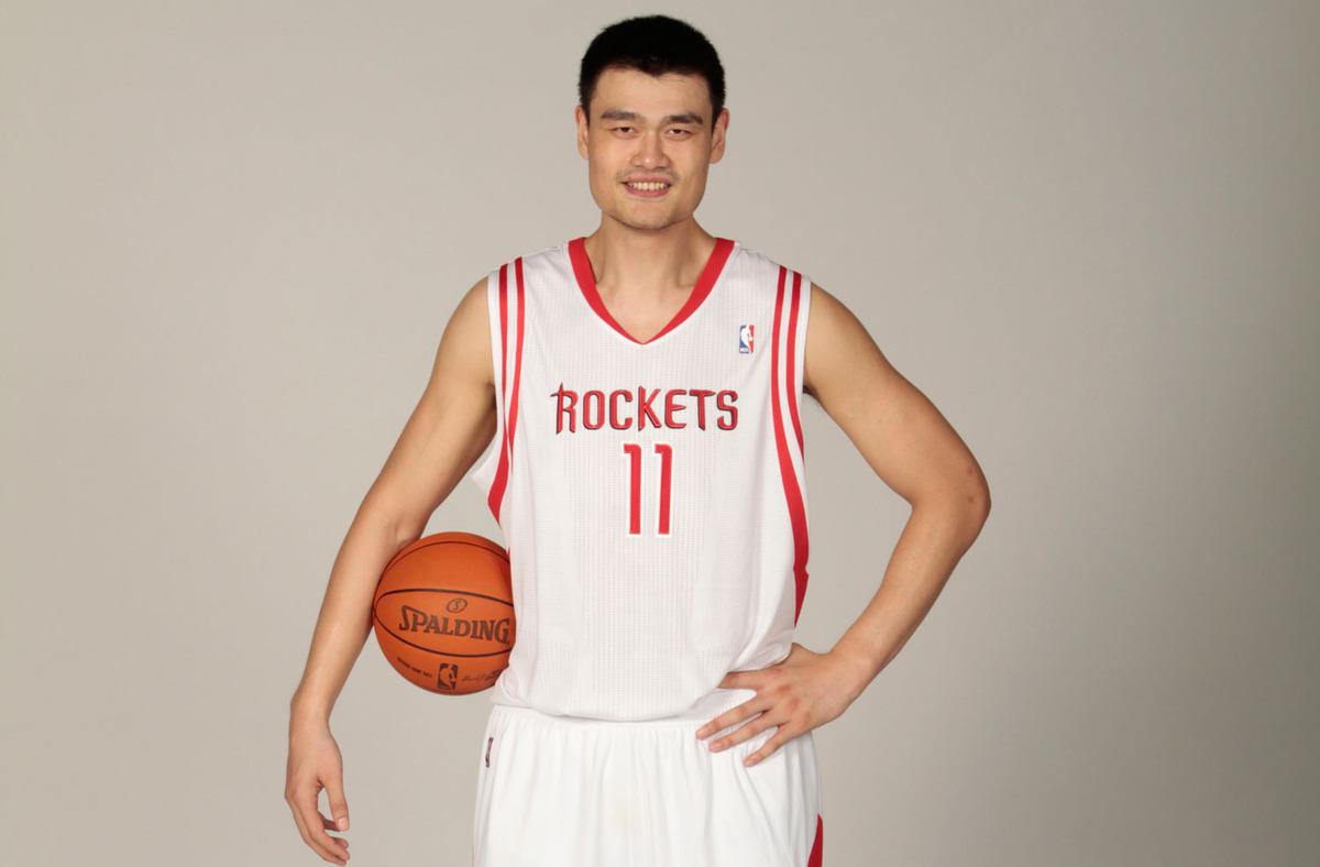 致敬！NBA毫无黑点的五大球星：中国一人上榜，榜首无点可黑(2)