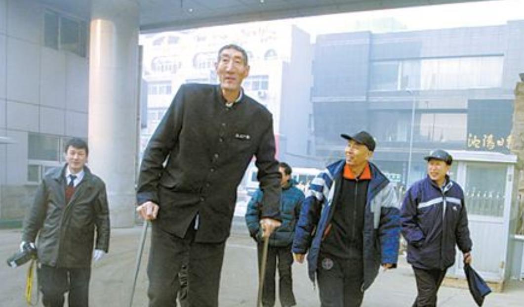 中国第一高人鲍喜顺1：为治病不惜卖羊，却偶遇恩师进军篮球(4)