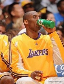 nba球星喝的饮料 NBA比赛中球员喝的饮料是什么(2)