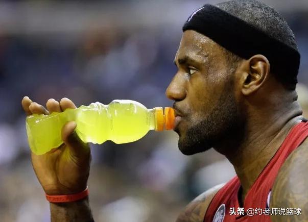 nba球星喝的饮料 NBA比赛中球员喝的饮料是什么(4)