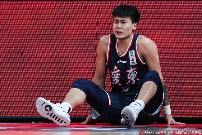 体坛联播|赵睿垫脚犯规引争议, NBA两场比赛因疫情推迟
