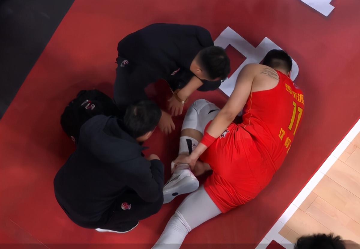 中国男篮突遭打击！两人的伤势不容乐观，杜锋该如何应对？(2)