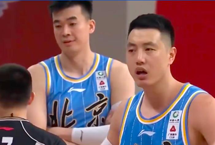 中国男篮突遭打击！两人的伤势不容乐观，杜锋该如何应对？(3)