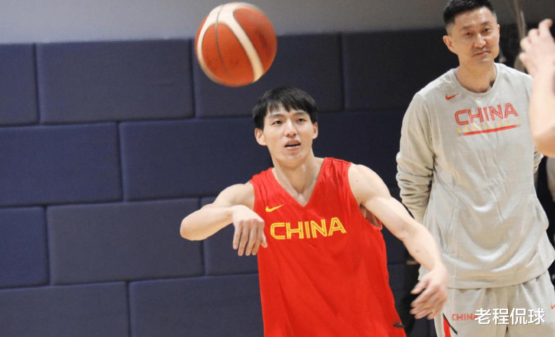 中国男篮集训照首次曝光！郭士强细心辅佐杜锋 18岁天才少年备受关注
