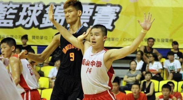 中国篮坛2米25内线新人表现糟糕，被CBA名帅弃用！能证明自己吗？(2)