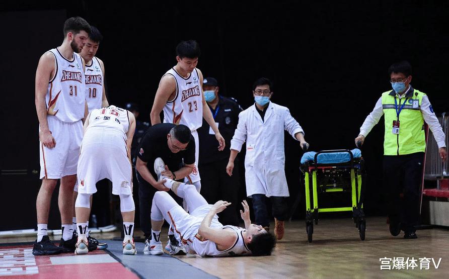 官宣！中国男篮新星重伤赛季报销 CBA黑马运气太差了(2)