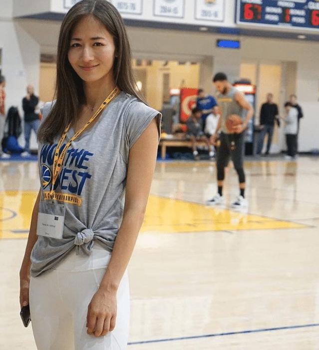 NBA最美日本女记者，身材曲线完美到犯规，尤其钟爱黑人球星！(2)