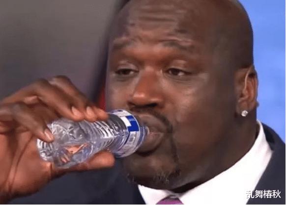 篮球运动员是怎么喝水的？姚明和奥尼尔像在喝口服液，他直接举桶(2)