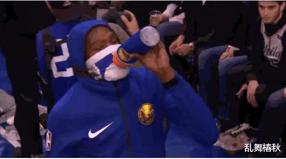 篮球运动员是怎么喝水的？姚明和奥尼尔像在喝口服液，他直接举桶(3)