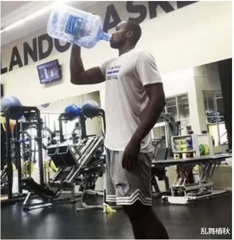 篮球运动员是怎么喝水的？姚明和奥尼尔像在喝口服液，他直接举桶(4)
