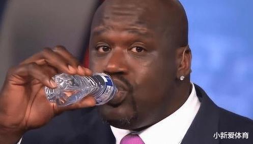NBA球星是如何喝水的？奥尼尔像在喝口服液，伊巴卡直接喝桶装水