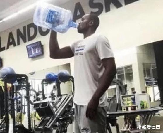NBA球星是如何喝水的？奥尼尔像在喝口服液，伊巴卡直接喝桶装水(3)